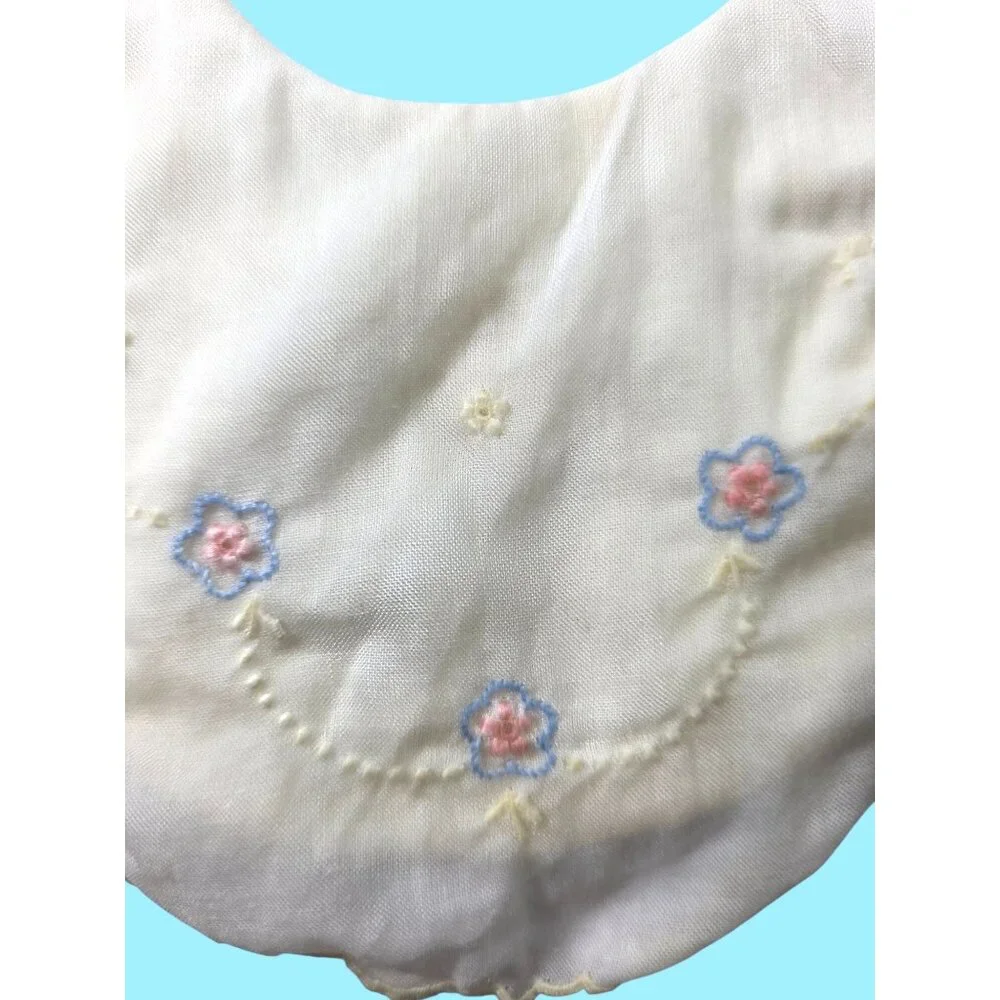 Vtg Baby Bibs Embroidered Floral Scalloped Edges Set Of 2 infants grannycore